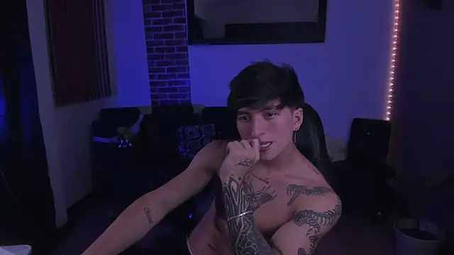 Snapshot of Thomass_clark chatting on February 14, 2026, 2:12 am Thomass clark online show from February 14, 2026, 2:12 am