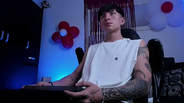 Snapshot of Thomass_clark chatting on February 13, 2025, 12:13 am Thomass clark online show from February 13, 2025, 12:13 am