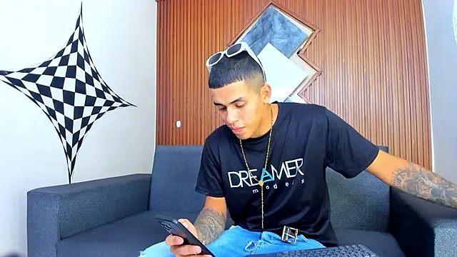 Snapshot of yeckodream chatting on March 4, 2025, 3:44 am yeckodream online show from March 4, 2025, 3:44 am