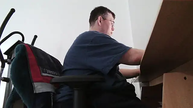 chubbysmallcockxh online show from June 17, 2026, 5:34 pm