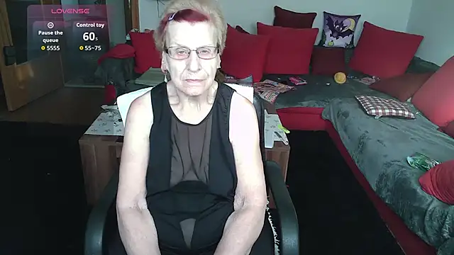 HeisseomaOriginal online show from October 3, 2025, 7:32 am