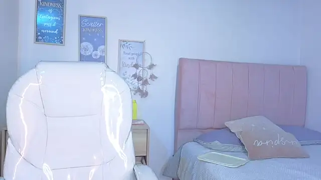 bluee hazell online show from November 21, 2025, 11:20 am