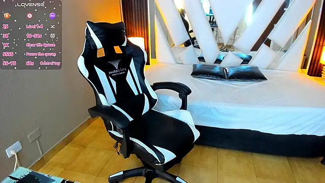 Linda4Petite online show from October 4, 2025, 6:09 pm