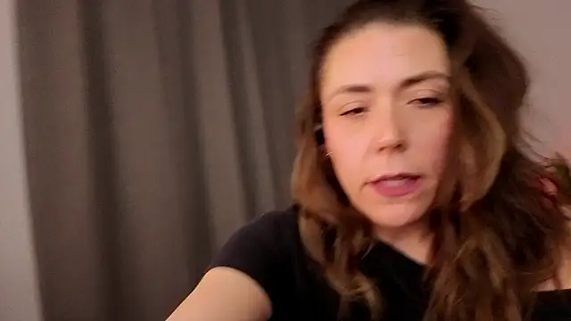 Snapshot of Ellie-L-Elizabeth chatting on May 7, 2026, 2:49 am Ellie-L-Elizabeth online show from May 7, 2026, 2:49 am