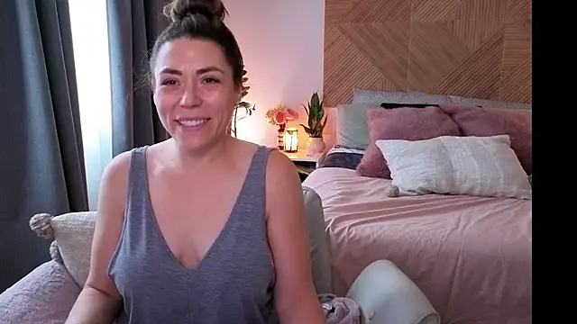Snapshot of Ellie-L-Elizabeth chatting on June 15, 2026, 11:04 pm Ellie-L-Elizabeth online show from June 15, 2026, 11:04 pm