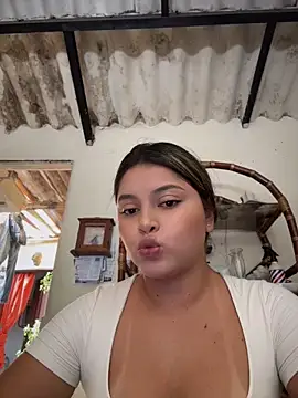 lunablossom  online show from April 27, 2026, 8:40 pm