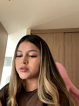 lunablossom  online show from December 14, 2025, 9:42 pm