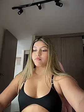 lunablossom  online show from June 22, 2026, 10:07 pm