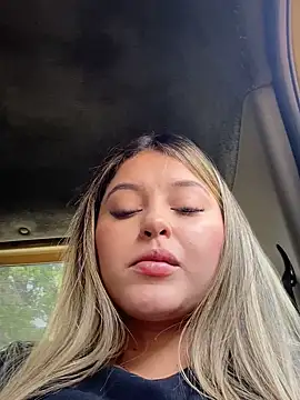 lunablossom  online show from October 1, 2025, 8:13 pm