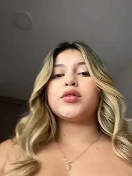 lunablossom  online show from September 26, 2025, 8:27 pm