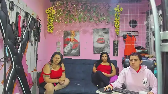 lesbiancuple online show from May 15, 2026, 12:36 pm