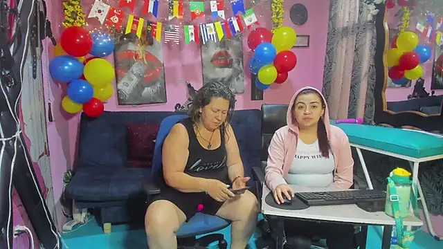 lesbiancuple online show from June 19, 2026, 12:22 pm