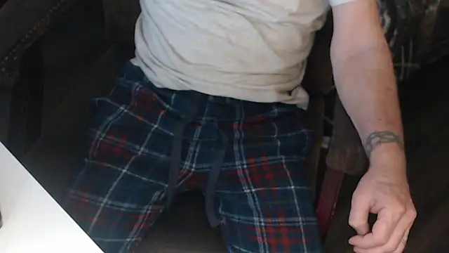 Snapshot of QueenDenizeAndTheCaptain chatting on November 7, 2025, 2:32 pm QueenDenizeAndTheCaptain online show from November 7, 2025, 2:32 pm