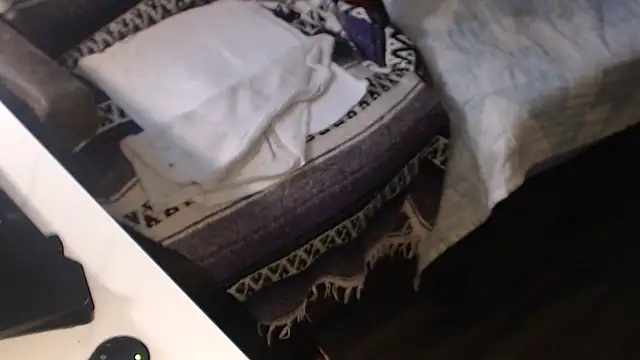 Snapshot of QueenDenizeAndTheCaptain chatting on October 21, 2025, 6:40 pm QueenDenizeAndTheCaptain online show from October 21, 2025, 6:40 pm