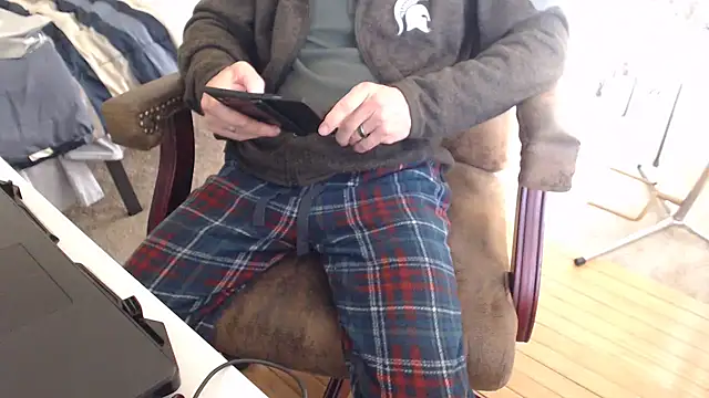 Snapshot of QueenDenizeAndTheCaptain chatting on December 3, 2024, 3:17 pm QueenDenizeAndTheCaptain online show from December 3, 2024, 3:17 pm