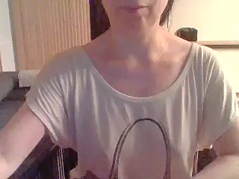 Snapshot of Moi_Lina chatting on July 18, 2026, 9:45 pm Moi Lina online show from July 18, 2026, 9:45 pm