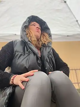 DaisyVibesss online show from February 16, 2025, 10:54 am