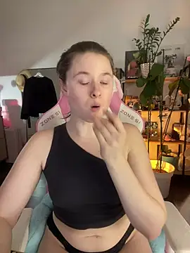 Snapshot of sweetest_pie chatting on March 20, 2026, 9:27 pm sweetest pie online show from March 20, 2026, 9:27 pm