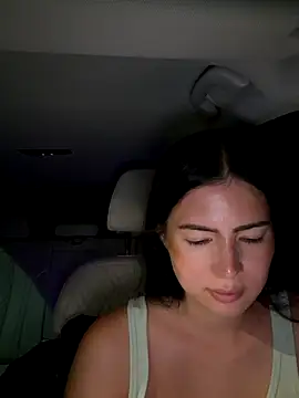 Snapshot of clairewntr chatting on October 17, 2025, 8:32 pm clairewntr online show from October 17, 2025, 8:32 pm