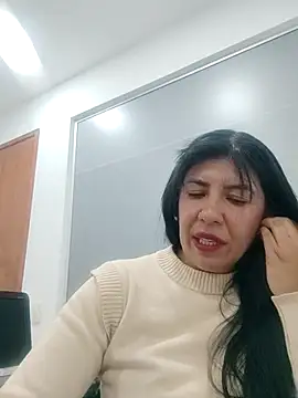 aisha latina online show from September 17, 2025, 2:52 pm