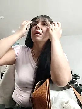 aisha latina online show from October 6, 2025, 2:40 pm