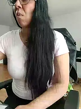 aisha latina online show from November 20, 2025, 3:12 pm