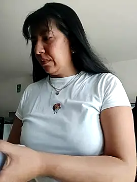 aisha latina online show from November 12, 2025, 2:54 pm