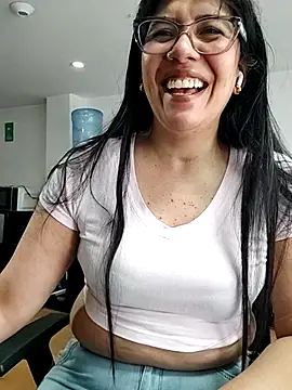 aisha latina online show from June 25, 2026, 2:44 pm