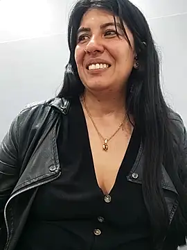 aisha latina online show from March 13, 2025, 7:50 pm