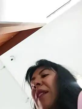 aisha latina online show from September 9, 2025, 3:21 pm