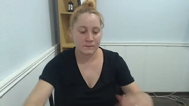 JosieJun  online show from August 8, 2026, 6:26 pm