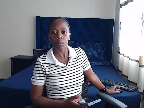 QUEENMANDYY online show from February 3, 2026, 6:33 am