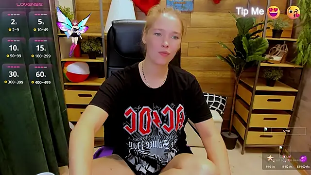  fiona Love online show from October 3, 2025, 8:43 pm