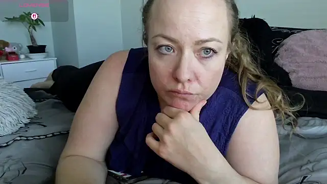 Snapshot of julimonroe chatting on February 7, 2026, 8:28 pm julimonroe online show from February 7, 2026, 8:28 pm