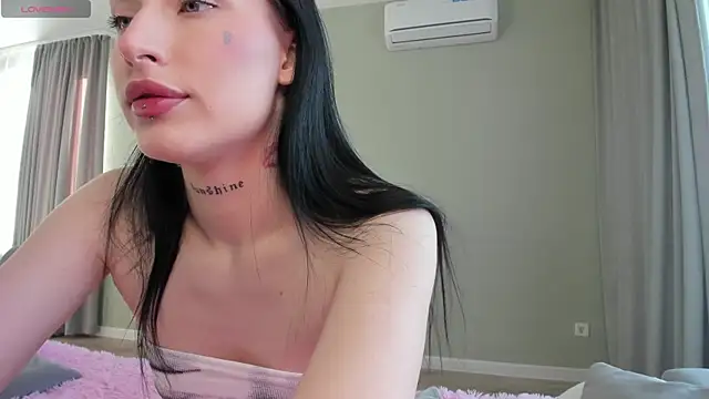 JenniferQueen11 online show from September 27, 2025, 2:18 am