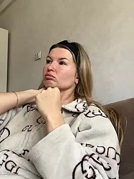 AngelMiaM online show from April 27, 2026, 7:28 am