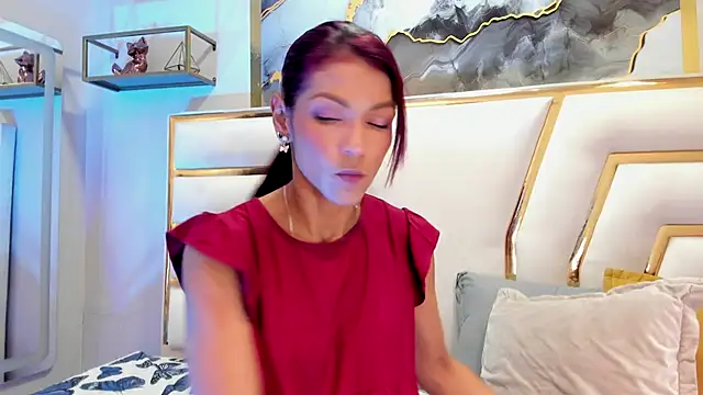 HannaPetit online show from December 4, 2025, 7:02 pm