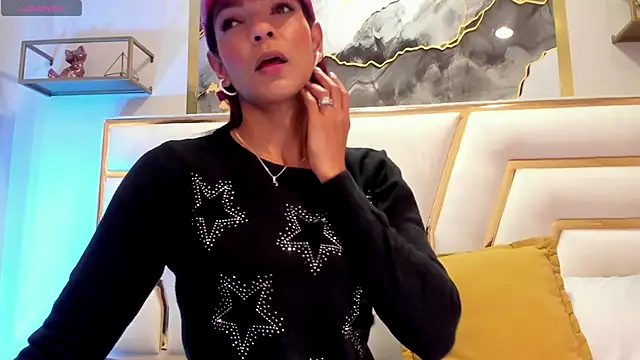 HannaPetit online show from November 8, 2025, 7:06 pm