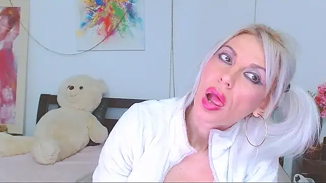 HoneyLara online show from February 11, 2026, 7:47 pm