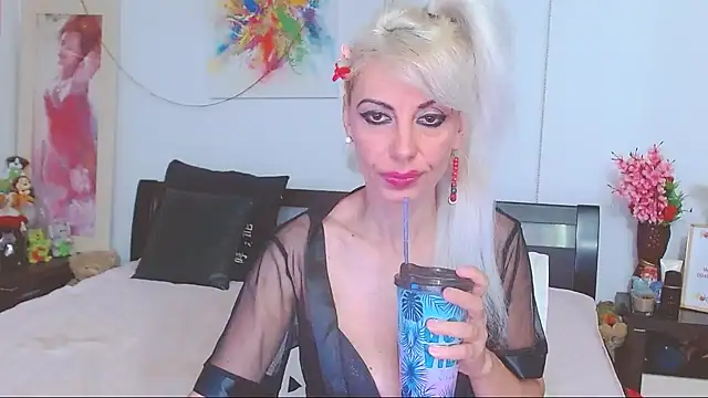 HoneyLara online show from June 19, 2026, 1:11 am