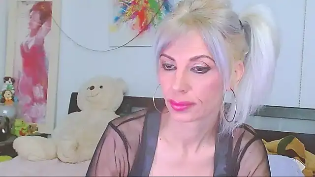 HoneyLara online show from May 2, 2026, 11:43 pm