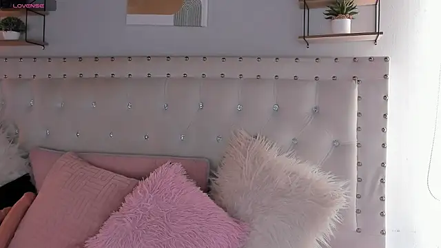 Atenea Klett  online show from September 26, 2025, 2:02 pm