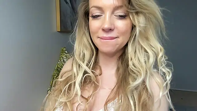 BelieveinEmliy online show from December 30, 2024, 11:48 am