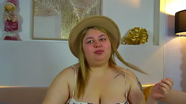 LillianKim online show from December 4, 2025, 6:40 pm