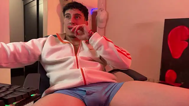 Snapshot of strongboy_ chatting on June 10, 2026, 5:25 pm strongboy online show from June 10, 2026, 5:25 pm