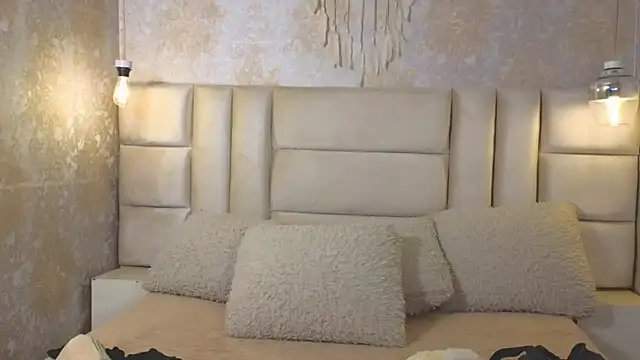 EmilyQueen3x online show from June 17, 2026, 1:54 pm