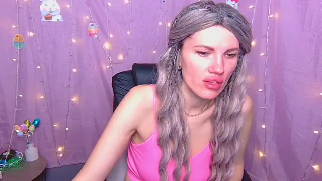 Snapshot of MilaLoona chatting on April 9, 2026, 6:15 am MilaLoona online show from April 9, 2026, 6:15 am