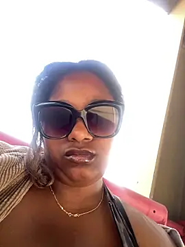 Snapshot of BigFineSelena chatting on April 15, 2026, 1:37 pm BigFineSelena online show from April 15, 2026, 1:37 pm