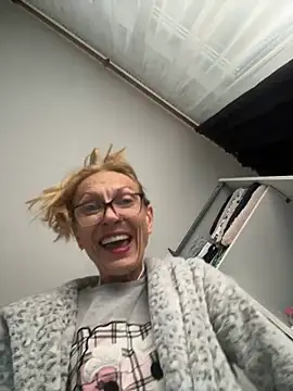 adella13 online show from December 17, 2024, 8:01 am