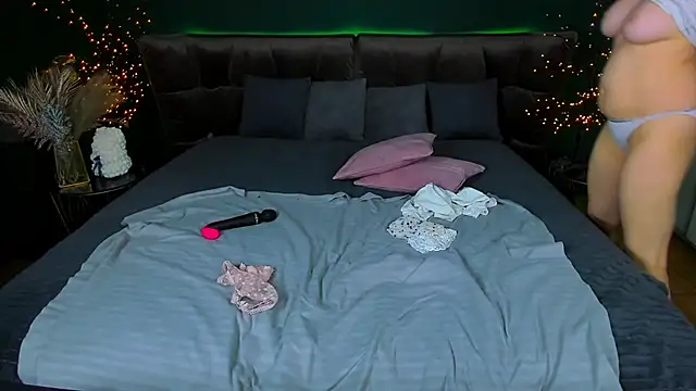 Kamilla Hot online show from October 24, 2025, 5:39 am